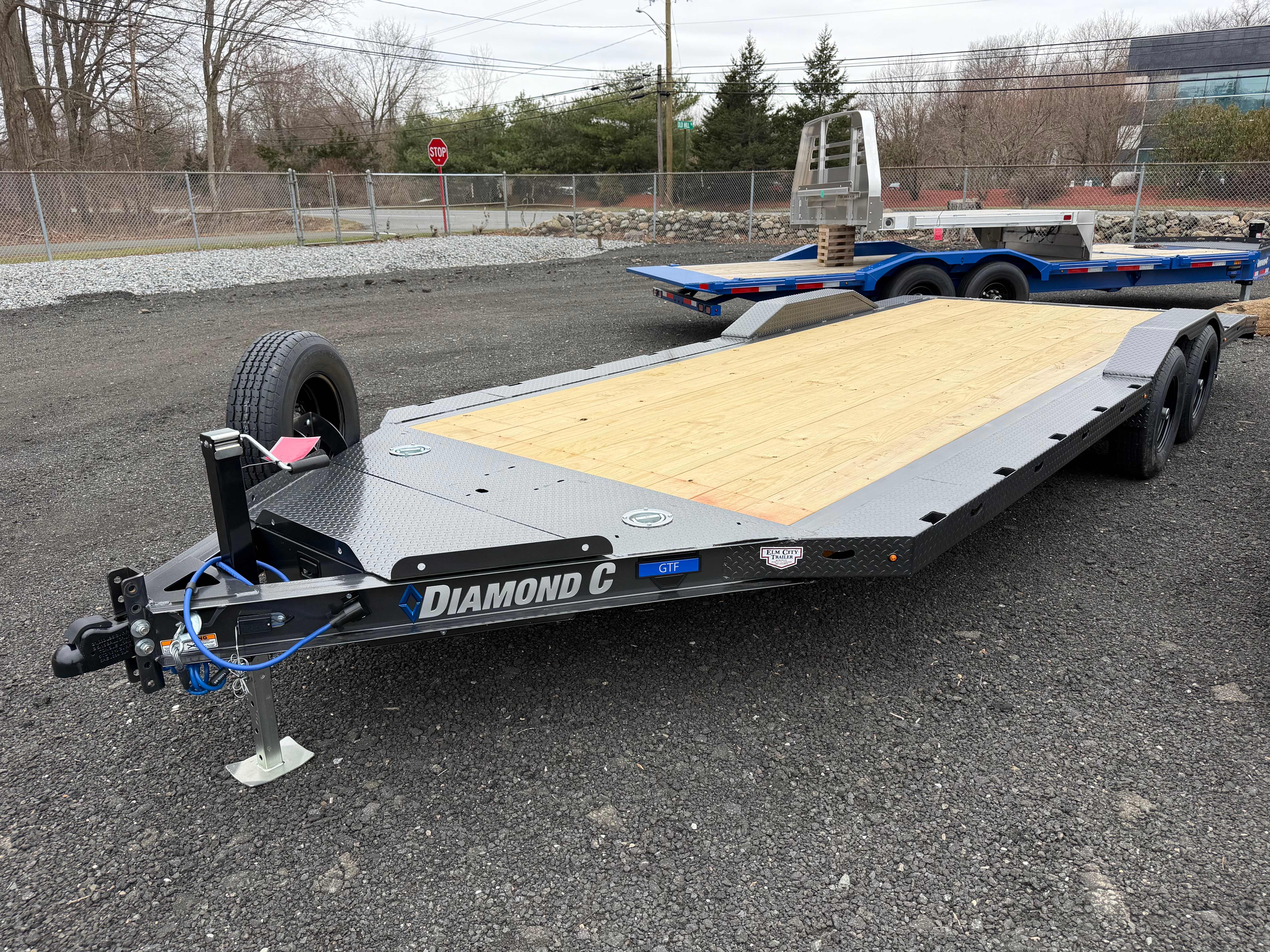 Diamond C car hauler front deck view